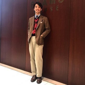 С чем носить черный трикотажный жилет с ромбами мужчине