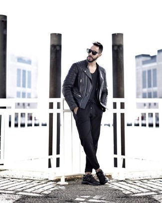 Какие косухи носить с черными кроссовками мужчине