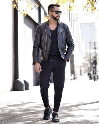 Какие косухи носить с черными кроссовками мужчине