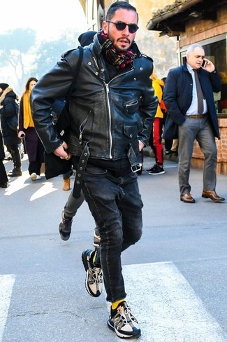 Как носить черные кроссовки с черными джинсами мужчине