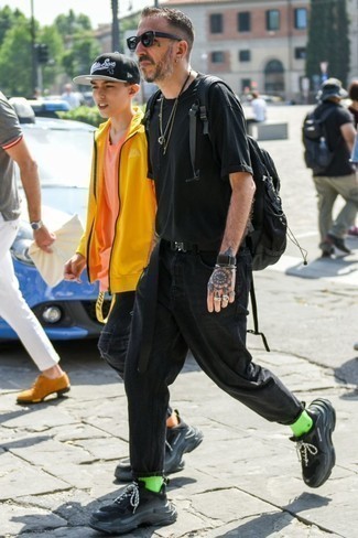 Как носить черные кроссовки с черными джинсами мужчине