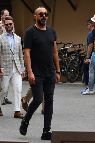 Как носить черные кроссовки с черными джинсами мужчине