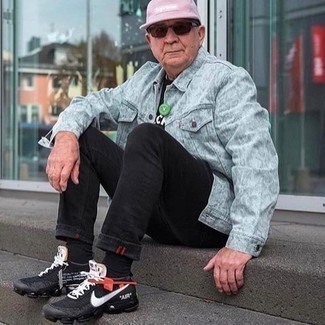 Как носить черные кроссовки с черными джинсами мужчине