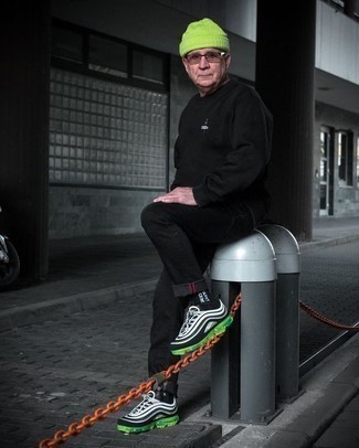 Как носить черные кроссовки с черными джинсами мужчине