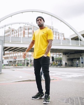 Как носить черные кроссовки с черными джинсами мужчине