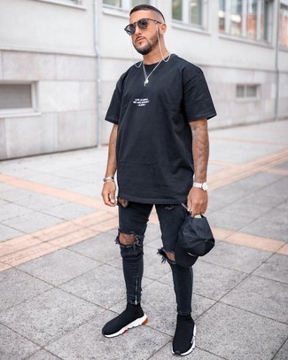 Как носить черные кроссовки с черными джинсами мужчине