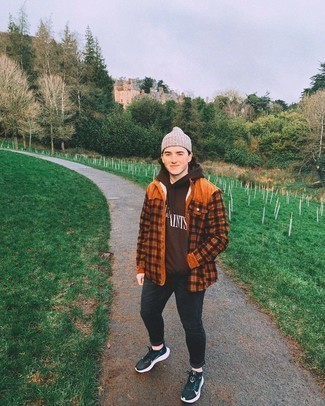 Как носить черные кроссовки с черными джинсами мужчине