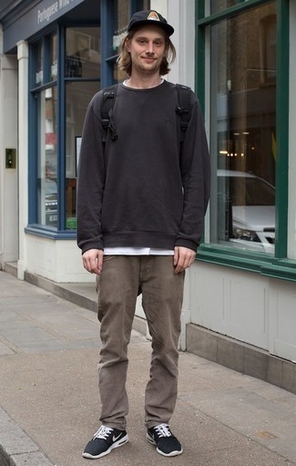 Как носить черные кроссовки с черным свитшотем мужчине