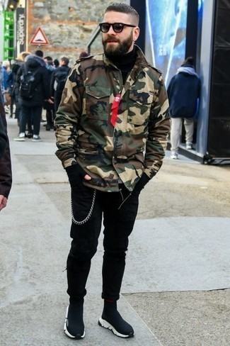 Как носить черные кроссовки с черной водолазкой мужчине