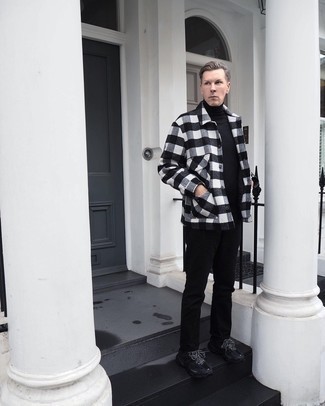 Как носить черные кроссовки с черной водолазкой мужчине