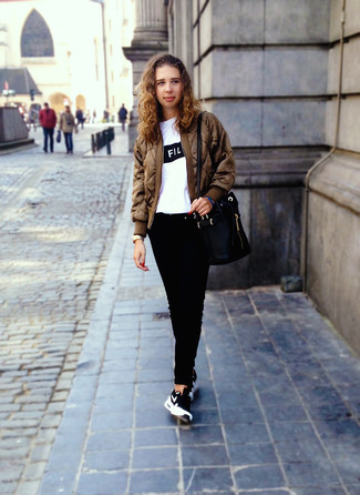 Какие бомберы носить с черными кроссовками женщине