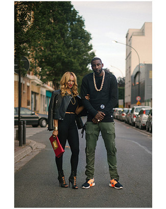 Какие брюки карго носить с черными кроссовками