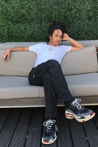 Какие брюки карго носить с черными кроссовками