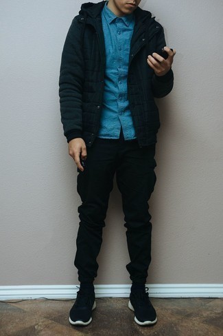 Какие брюки карго носить с черными кроссовками