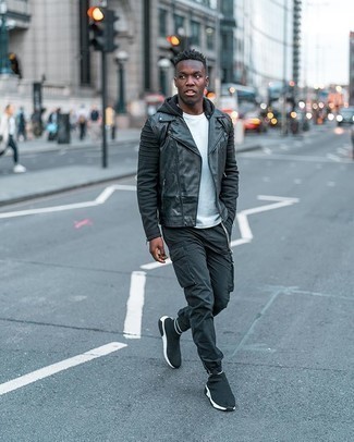 Какие брюки карго носить с черными кроссовками