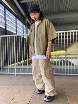 Какие брюки карго носить с черными кроссовками