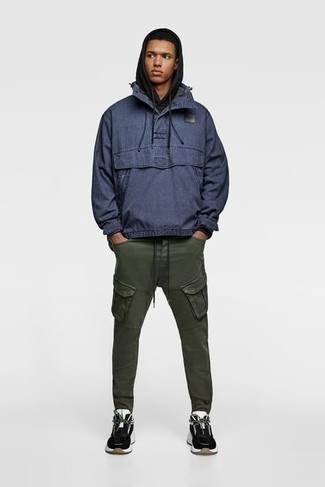 Какие брюки карго носить с черными кроссовками