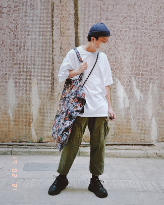 Какие брюки карго носить с черными кроссовками