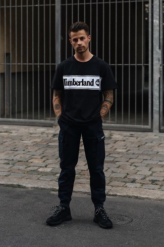 Какие брюки карго носить с черными кроссовками