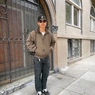 Какие брюки карго носить с черными кроссовками