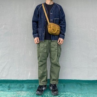 Какие брюки карго носить с черными кроссовками