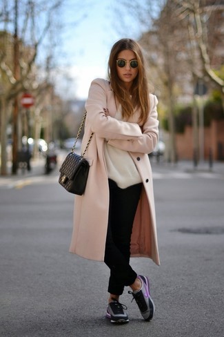 Какие брюки чинос носить с черными кроссовками женщине