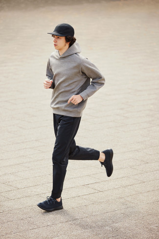 Какие брюки чинос носить с черными кроссовками