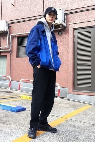 Какие брюки чинос носить с черными кроссовками