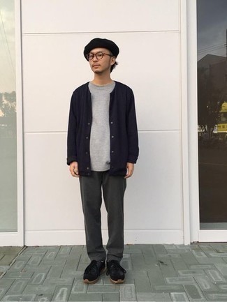 Какие брюки чинос носить с черными кроссовками