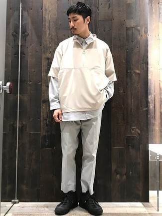 Какие брюки чинос носить с черными кроссовками