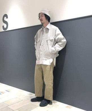 Какие брюки чинос носить с черными кроссовками