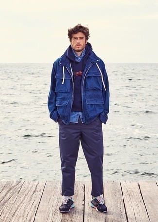 Какие брюки чинос носить с черными кроссовками