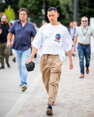 Какие брюки чинос носить с черными кроссовками