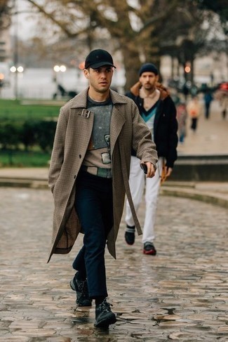 Какие брюки чинос носить с черными кроссовками