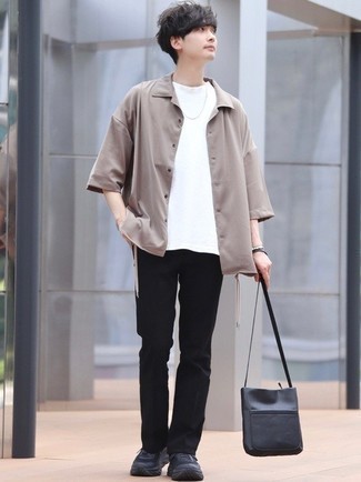 Какие брюки чинос носить с черными кроссовками