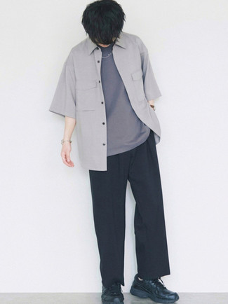 Какие брюки чинос носить с черными кроссовками