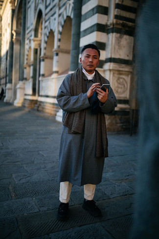 Какие брюки чинос носить с черными кроссовками