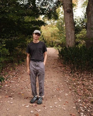 Какие брюки чинос носить с черными кроссовками