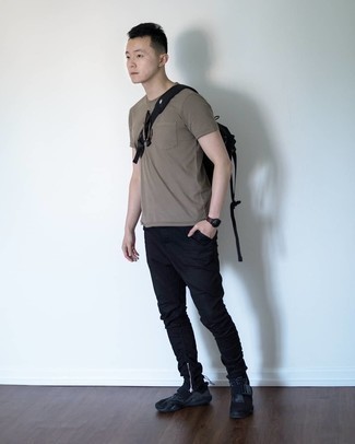 Какие брюки чинос носить с черными кроссовками