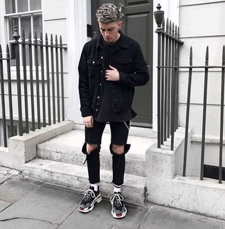 Какие джинсовые куртки носить с черными кроссовками мужчине