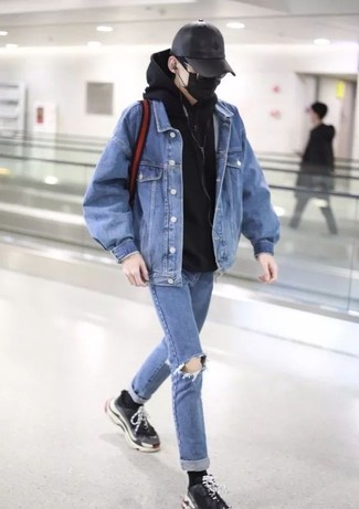 Какие джинсовые куртки носить с черными кроссовками мужчине