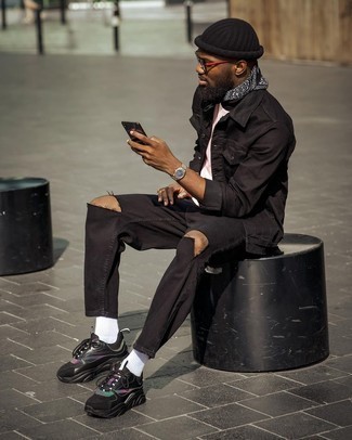 Какие джинсовые куртки носить с черными кроссовками мужчине