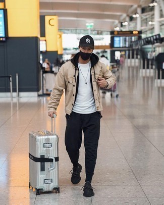 Какие джинсовые куртки носить с черными кроссовками мужчине