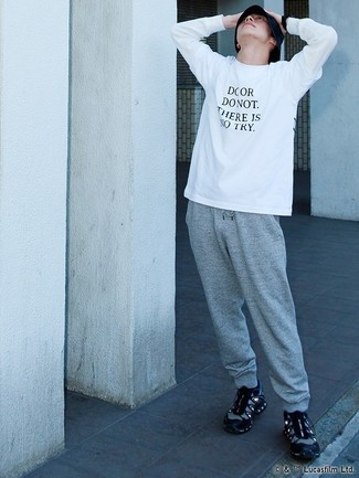 Как носить черные кроссовки с серыми спортивными штанами мужчине