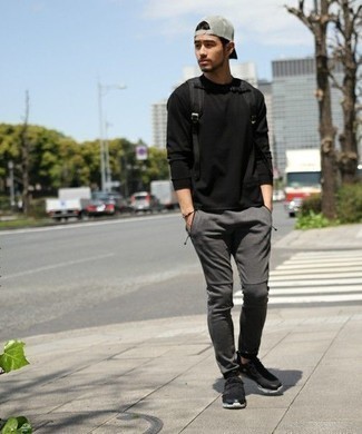 Как носить черные кроссовки с серыми спортивными штанами мужчине