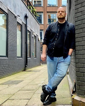 Какие джинсы носить с черными кроссовками мужчине