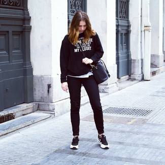 Какие джинсы носить с черными кроссовками женщине