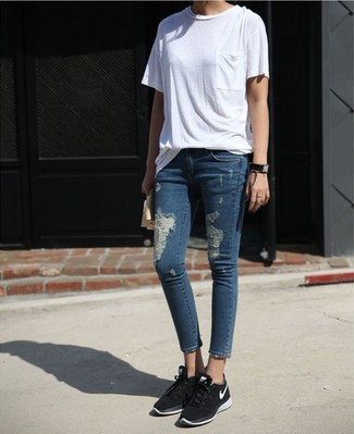 Какие джинсы носить с черными кроссовками женщине