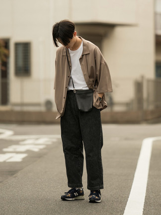 Какие джинсы носить с черными кроссовками мужчине