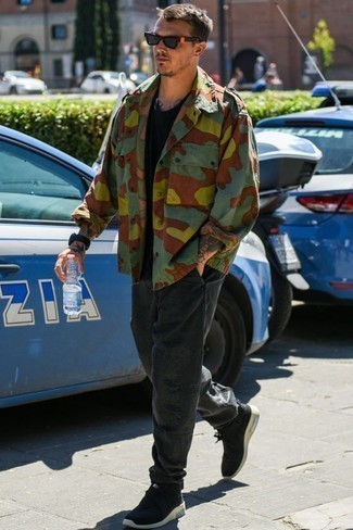 Какие куртки в стиле милитари носить с черными кроссовками мужчине